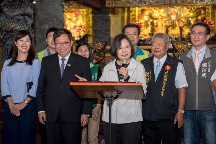 蔡總統說，台灣今年第2季的經濟成長率，已經是亞洲四小龍第一名。中央與地方政府將持續推動完善經濟政策，創造就業機會，打造安居樂業的社會