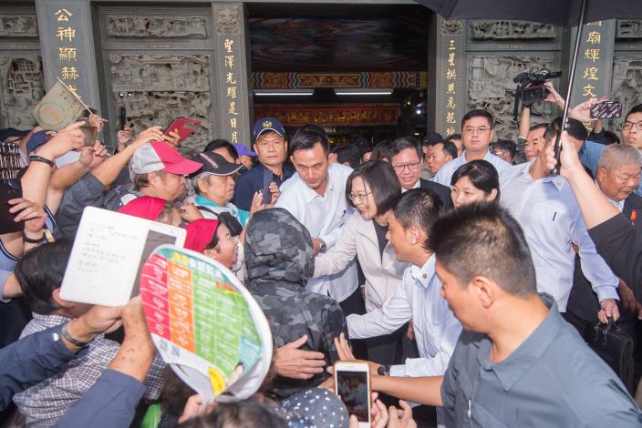 蔡總統與市民朋友握手寒暄