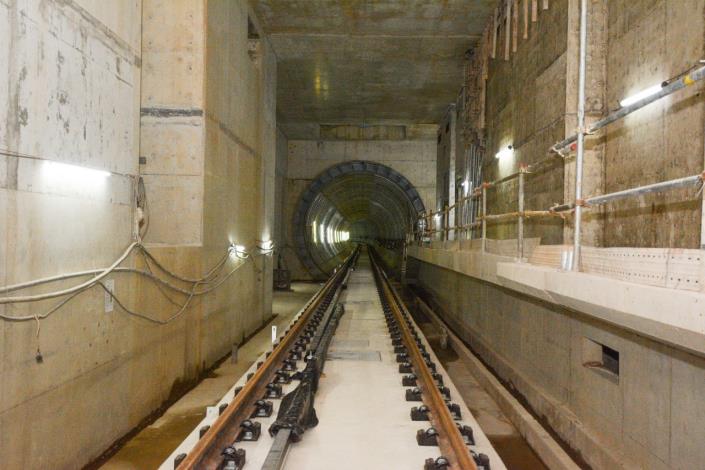 A22站土建主體結構皆已完成，正施作出入口、建築裝修水電環控等工程；潛盾隧道已貫通，鋪軌工程完成，正施作導電軌及特殊軌區道岔段工程