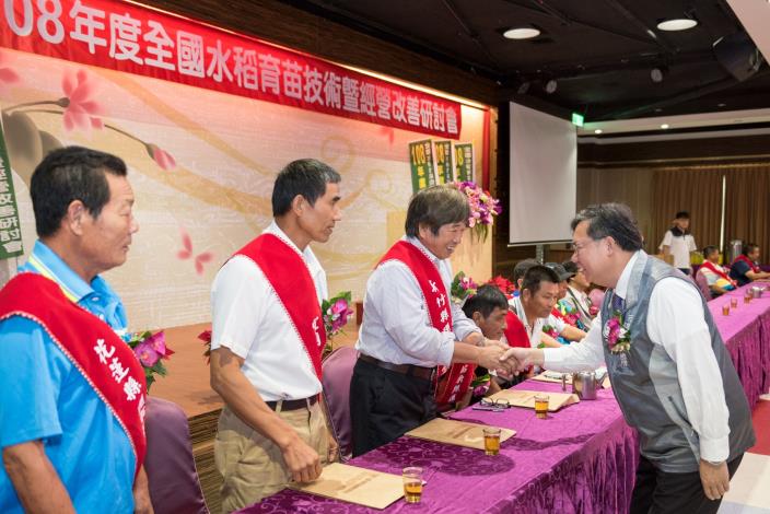 市長與各縣市育苗協會理事長握手致意
