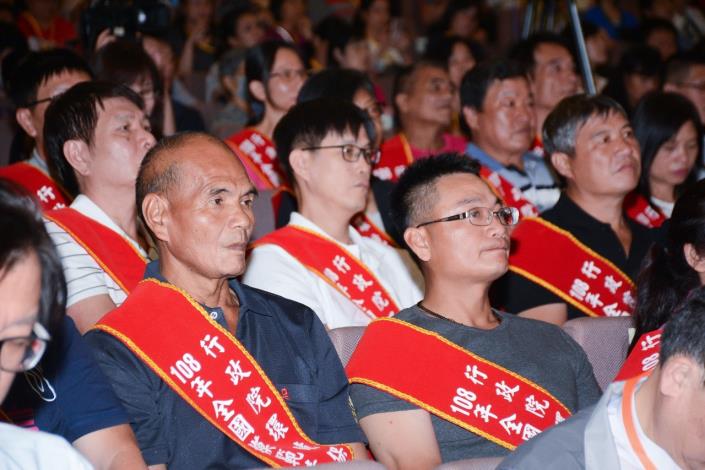 桃園市府公開表揚全國各地選拔出的100位模範清潔隊員，其中有9名全國模範隊員是由桃園脫穎而出；此外還有資深隊長、隊員及傑出貢獻隊員等共128個獎項，每位維護市容的清潔隊員都是最接地氣的無名英雄