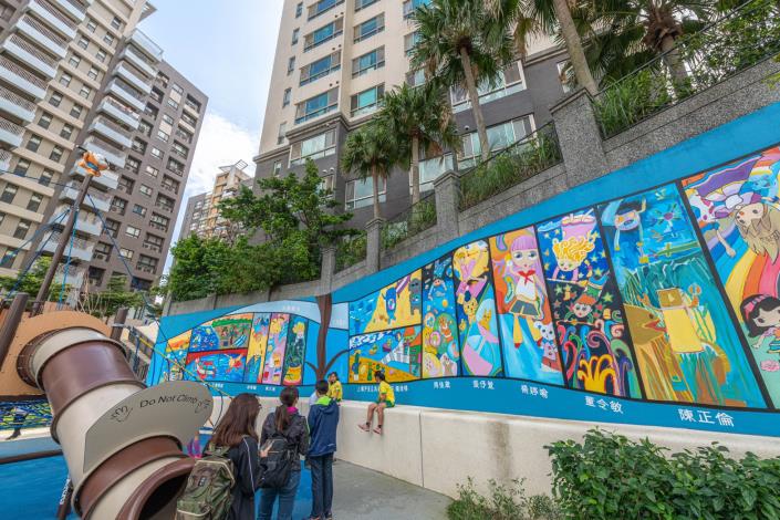 學童彩繪生動的海洋世界作為公園牆面