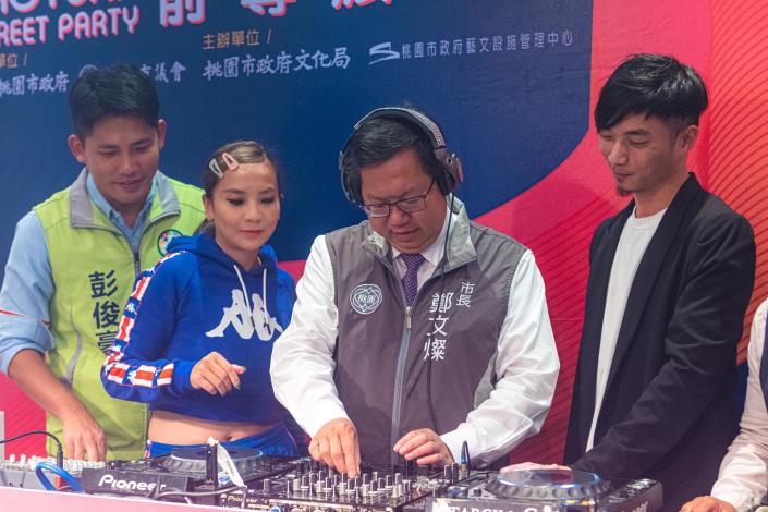 鄭市長於記者會現場體驗DJ播放音樂
