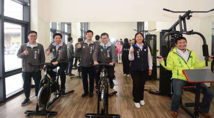 市長和與會貴賓試乘運動器材