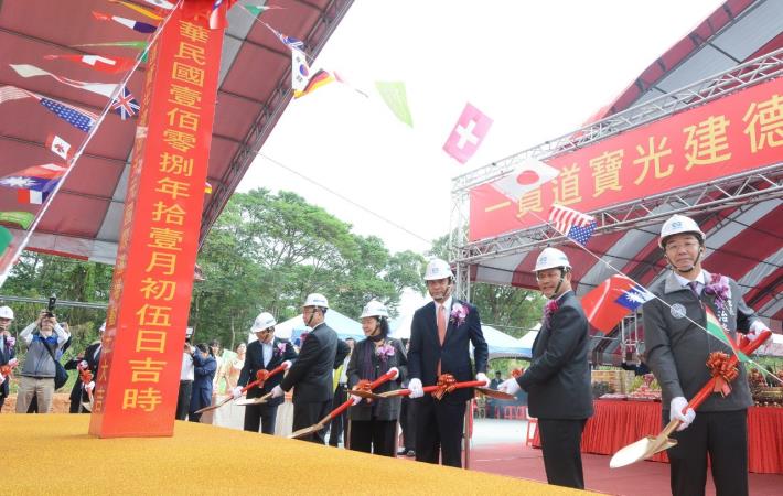市府秘書長黃治峯和與會貴賓進行工程動土儀式