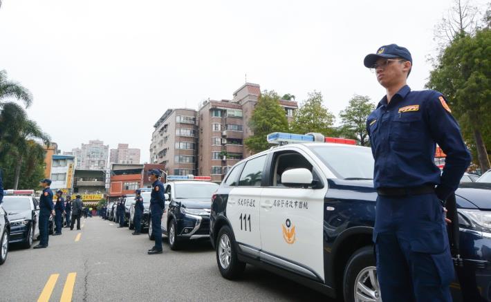 警察同仁列隊等待市長校閱新購警用車輛