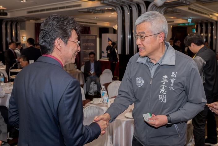 副市長李憲明與貴賓握手