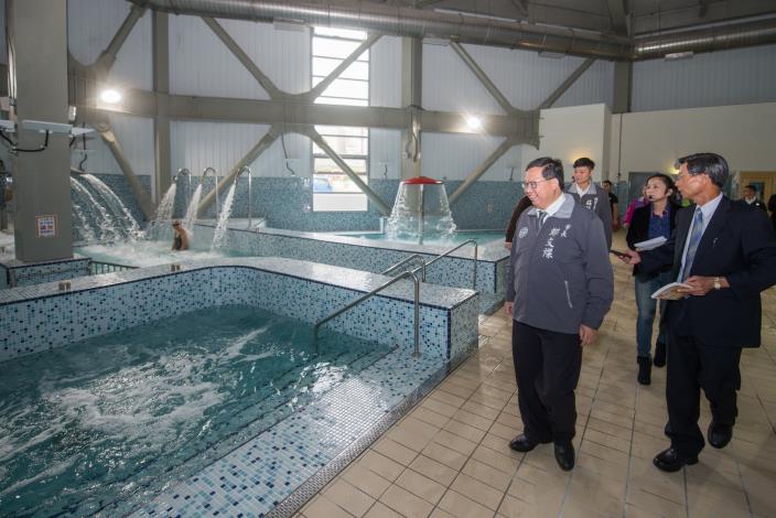 市長參觀遊泳池設施