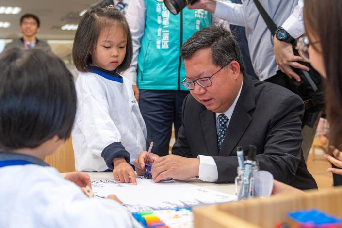 市長與桃捷非營利幼兒園孩童一起繪圖