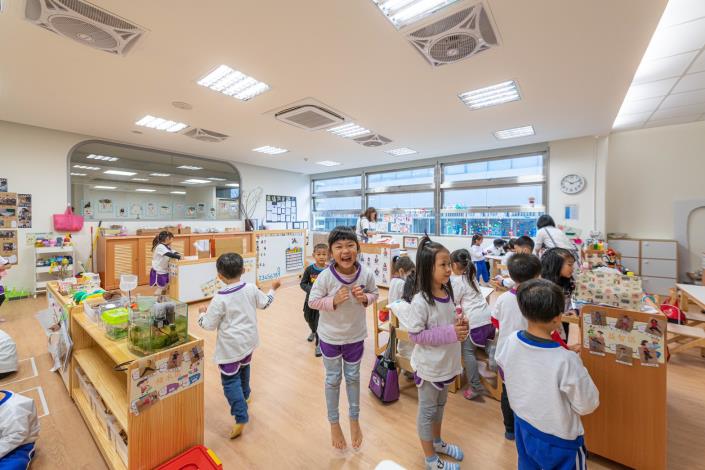 桃捷非營利幼兒園孩童開心玩耍