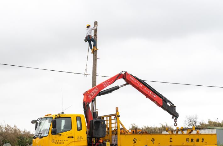 台電人員移除纜線