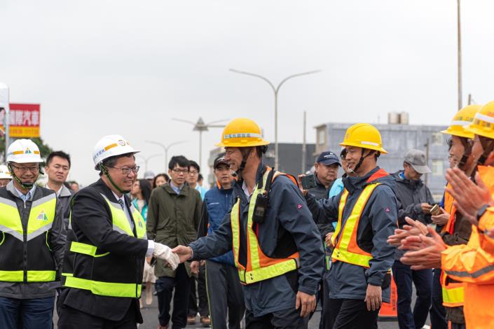 市長與台電人員握手致意