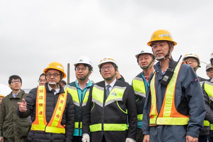 市長聆聽台電人員說明電纜地下化工程進度