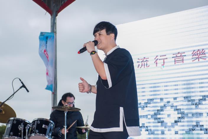 歌手表演