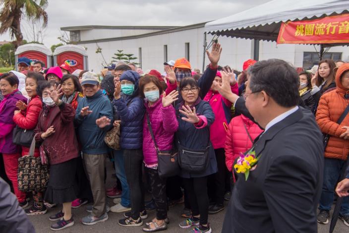 市長和市民朋友揮手致意