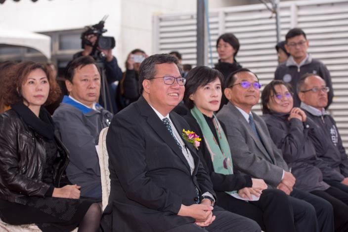 市長認真聆聽建築師報告