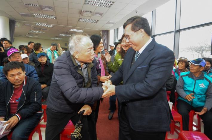 市長與里民握手寒暄
