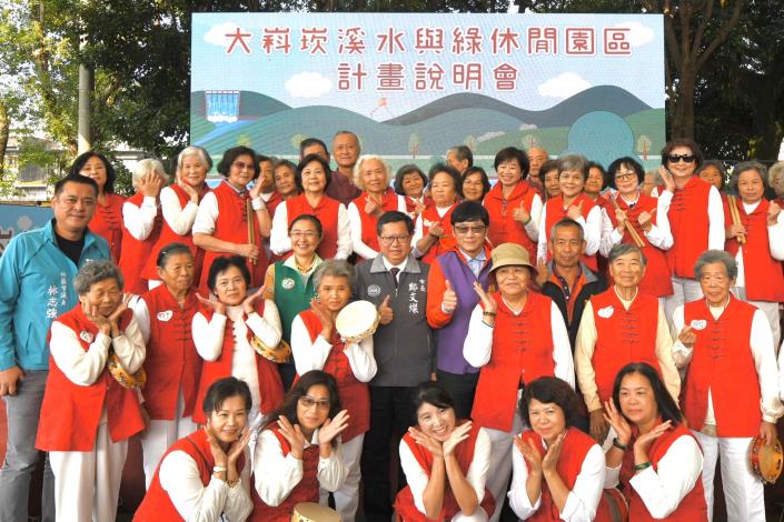 市長和與會來賓及表演者合影