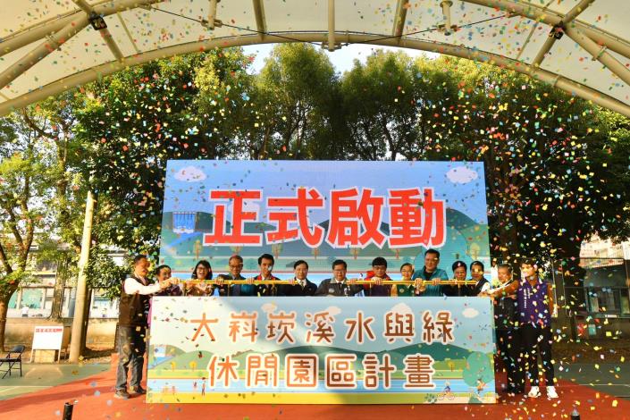 市長和與會來賓進行啟動儀式