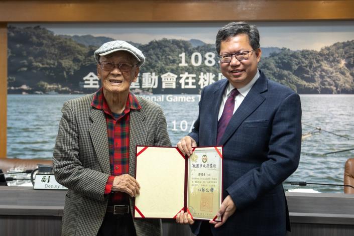 市長頒發獎狀予「語言文化類」獲獎者鄭煥生