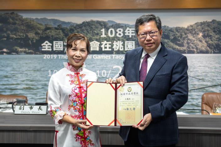 市長頒發獎狀予「語言文化類」獲獎者王鳳珠