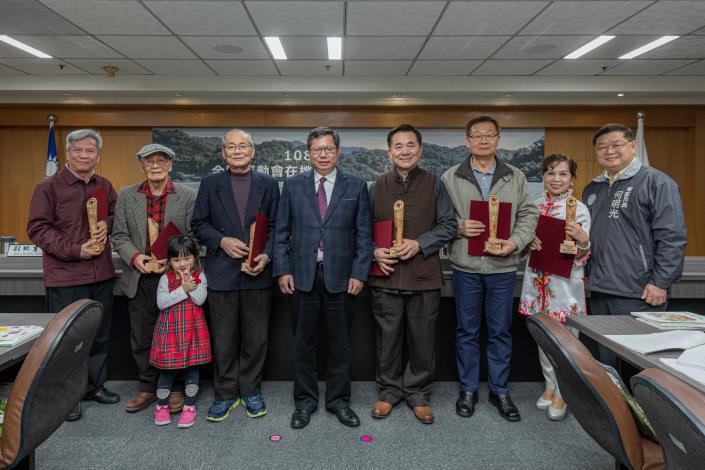 市長和「2019桃園市客家卓越貢獻人員」合影