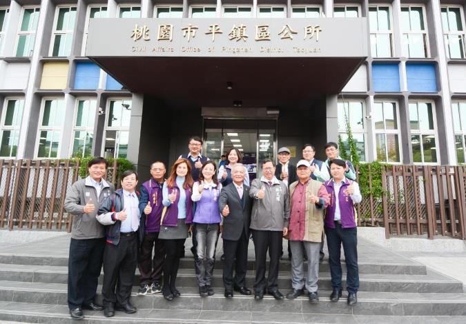 市長和貴賓們在平鎮區公所前合影