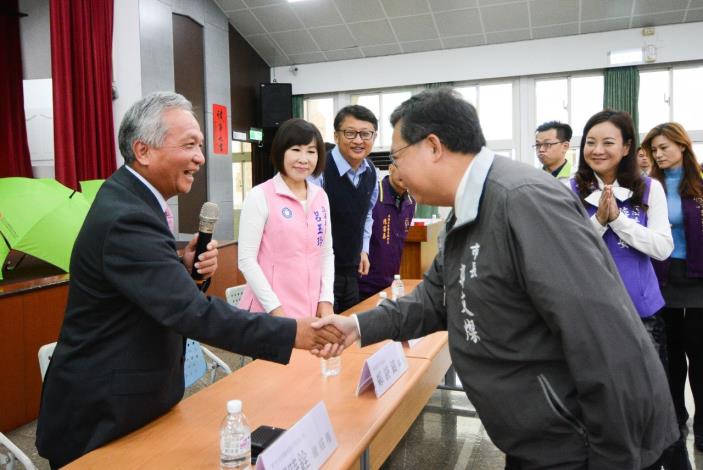 市長與新光合纖總經理羅時銓握手致意