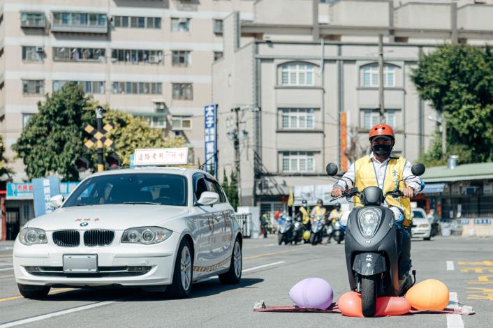 機車駕訓班人員進行實地教學課程