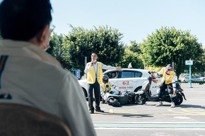 機車駕訓班人員說明實地上路可能發生的風險