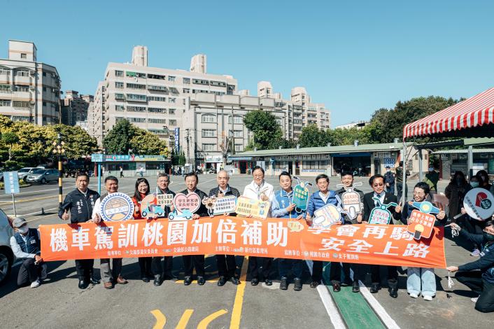張市長與貴賓推廣「機車駕訓加倍補助」方案