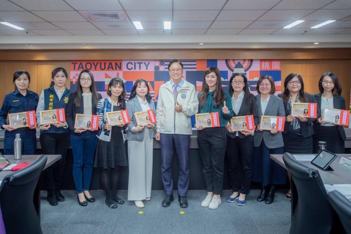 張市長與112年傑出女性公務員合影