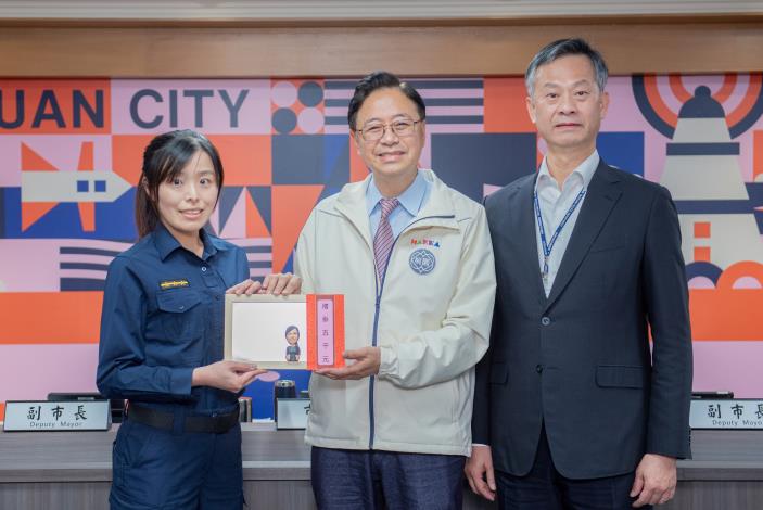 張市長頒發獎牌及禮券，表揚112年傑出女性公務員