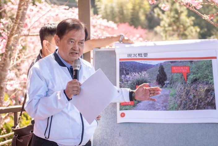 復興區長向市長說明「環山道路改善工程」