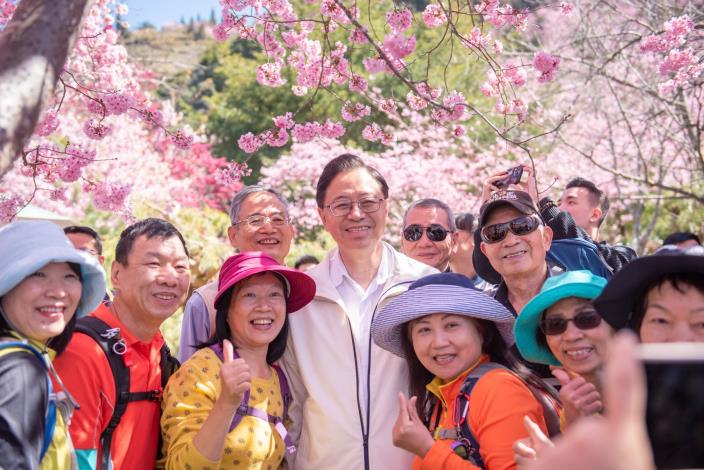 市長與賞櫻的民眾一同開心合影