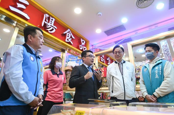 三陽食品向市長介紹各式商品