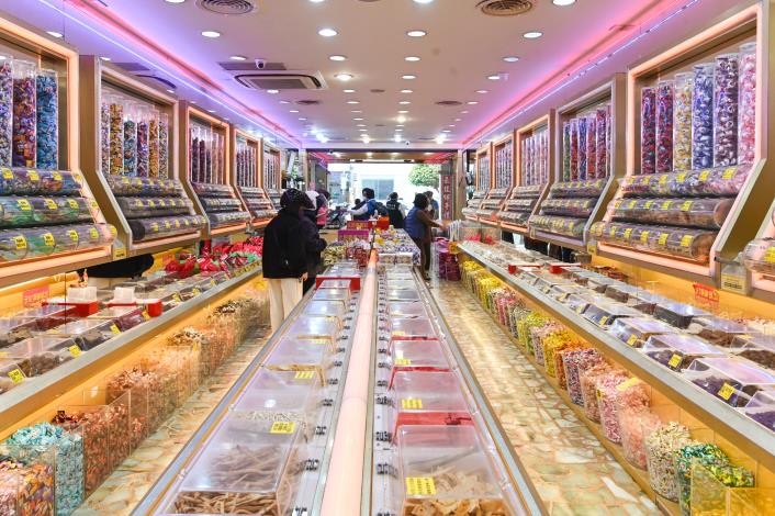 三陽食品以散裝方式販售豆干、蜜餞、糖果、餅乾、肉乾等休閒食品