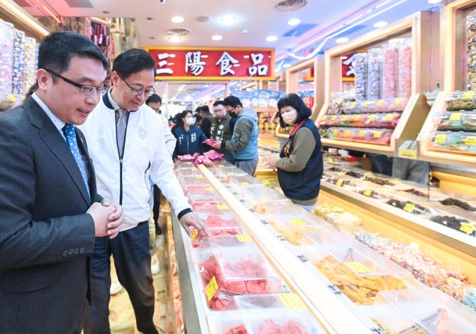 市長參觀店內各式特色商品