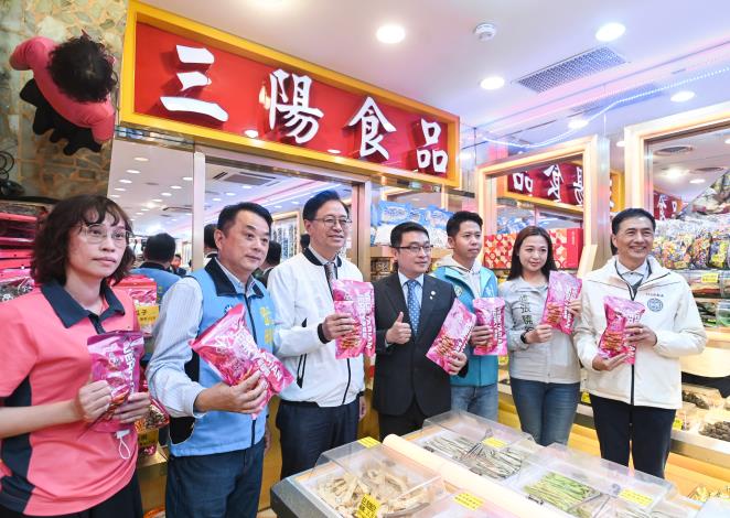 市長與來賓手拿商品一同合影