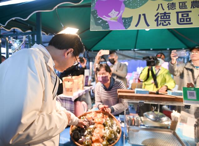 張市長推廣「寮芋市集」農特產品