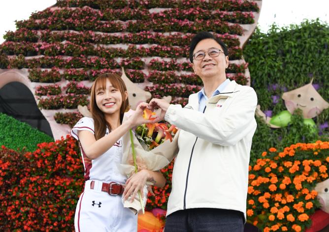 張市長贈送海芋花束給樂天女孩林襄