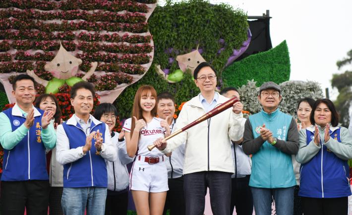 樂天女孩林襄致贈象徵「桃園好棒」的樂天桃猿隊簽名球棒