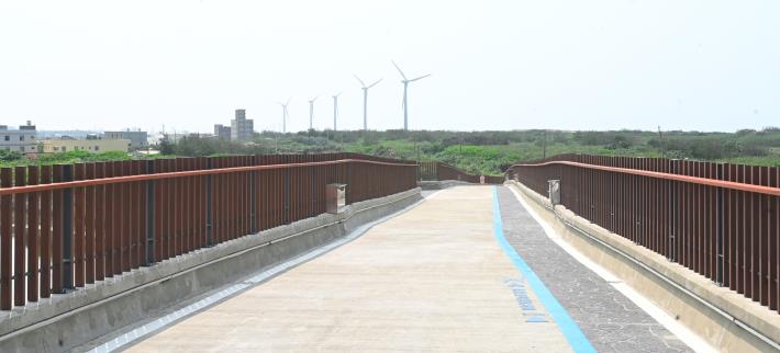許厝港自行車景觀大橋融入當地景觀特色，更曾榮獲「2021年國家卓越建設獎—最佳規劃設計金質獎」的榮譽