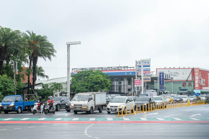 市府調整車道配置，讓車流依循著分流式指向線駛入遵行車道，減少車流交織，降低側撞事故風險