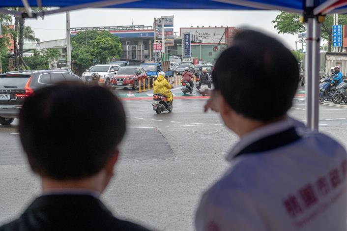 張市長視察大興西路與文中路口之交通現況