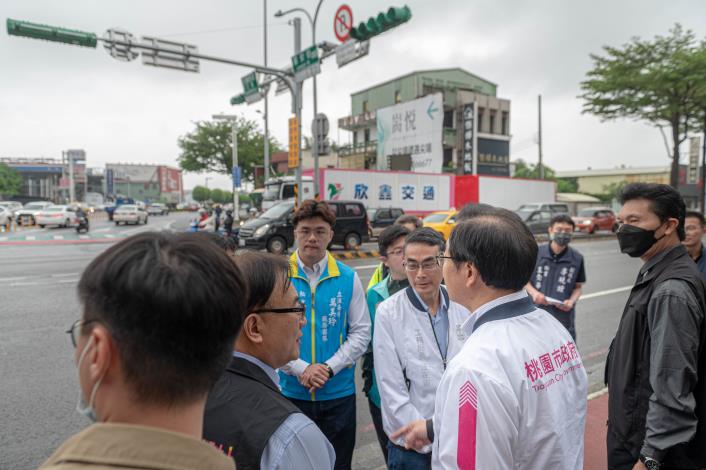 張市長及與會貴賓共同視察「大興西路與文中路口偏心左轉路暢計畫改善成果」