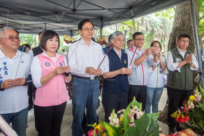 張市長與貴賓進行「伯公祭儀」，由客家局培訓之女性學員擔任禮生，引導進行三獻禮流程，感謝這片山林土地帶給人民的豐富資源