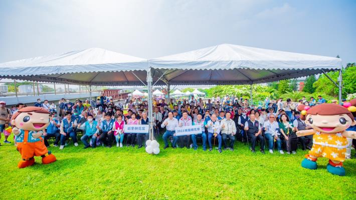 張市長與貴賓、民眾合影，並歡迎鄉親一起賞桐花、遊桃園