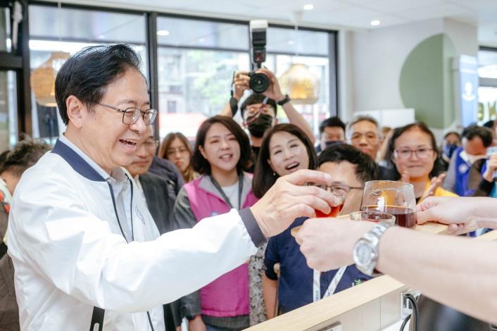 張市長享用手沖咖啡