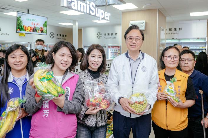 店內設置完整的超市專區，提供千項產品，以及可容納約20人的寬敞座位區